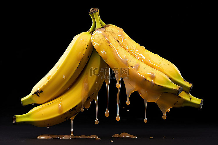 三根香蕉滴在黑板上的蜂蜜中