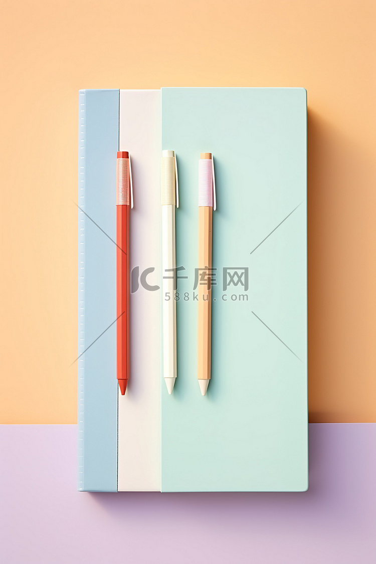 架子上放着四个彩色笔记本和笔