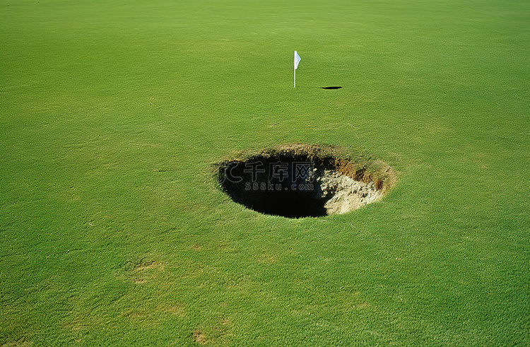 绿色田野上孤立的高尔夫球洞