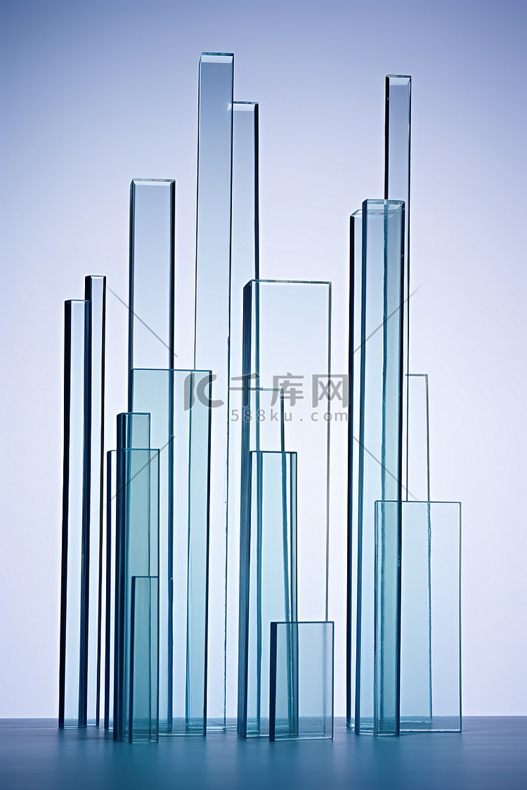 蓝色背景上的一组堆叠玻璃棒