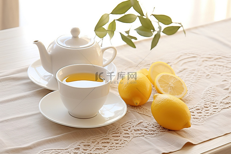 木桌上的茶和柠檬