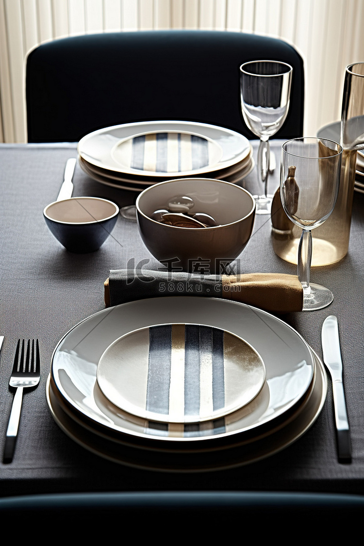 桌上的银碗和餐具