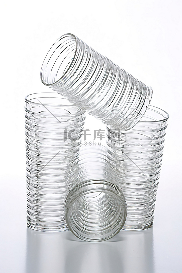 白色背景的透明塑料饮用器皿
