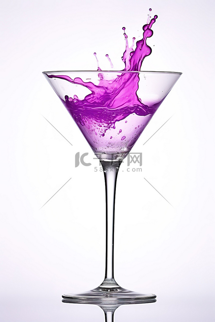 马提尼杯紫色飞溅艺术