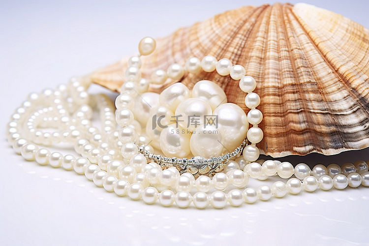 贝壳上的淡水珍珠和珠宝