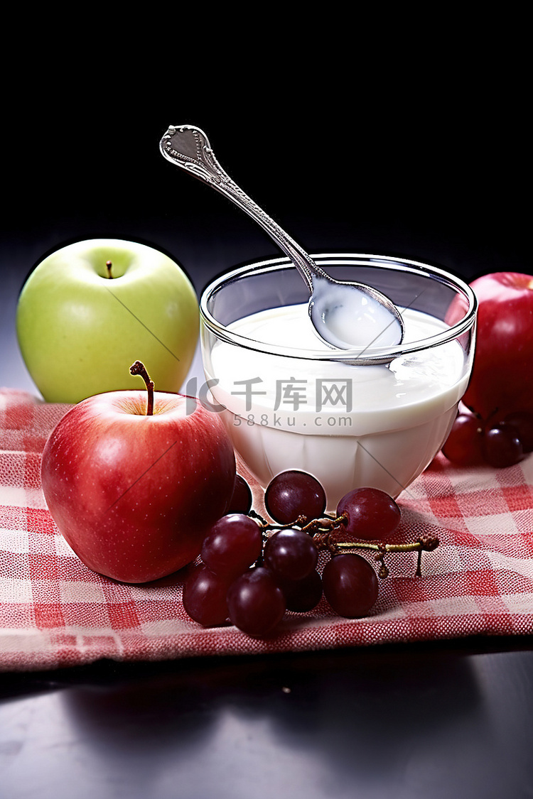 木勺里的酸奶和水果和苹果