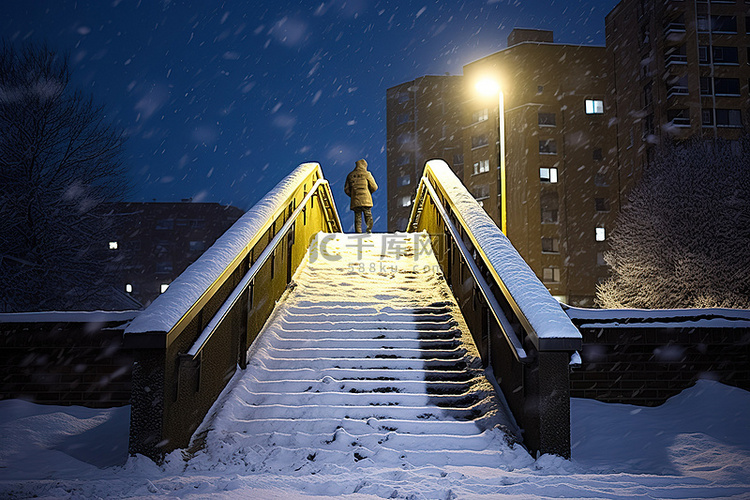 楼梯被雪覆盖