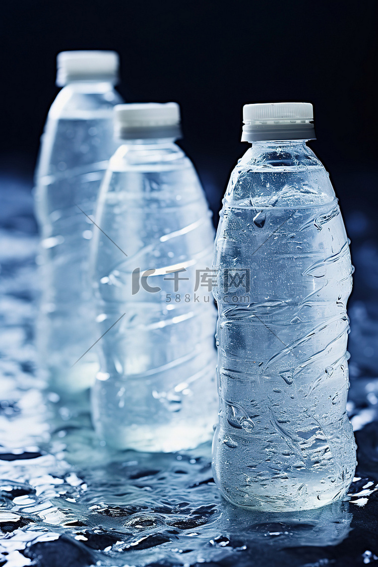 三个塑料瓶饮用水放在平坦的表面