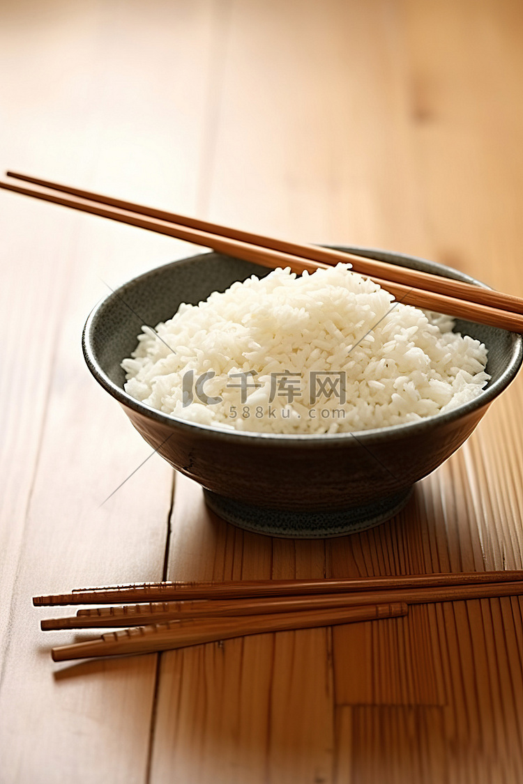 用筷子在木桌上的小碗里盛米饭