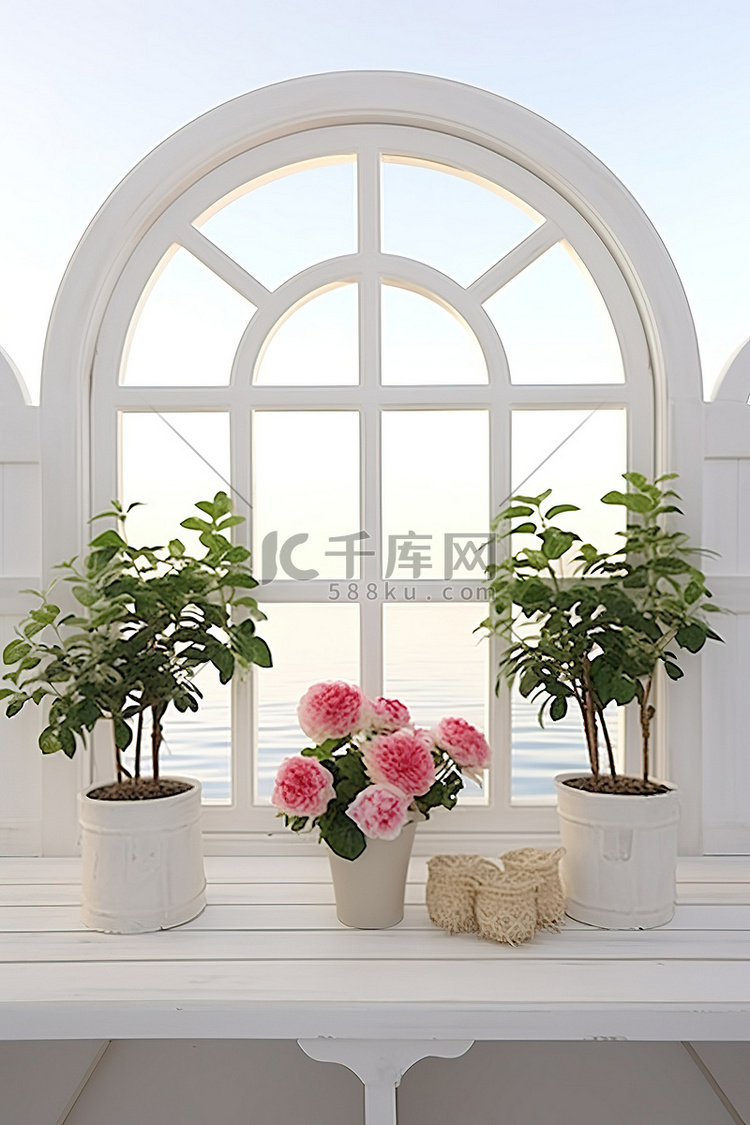 带花盆架的白色浴室窗户