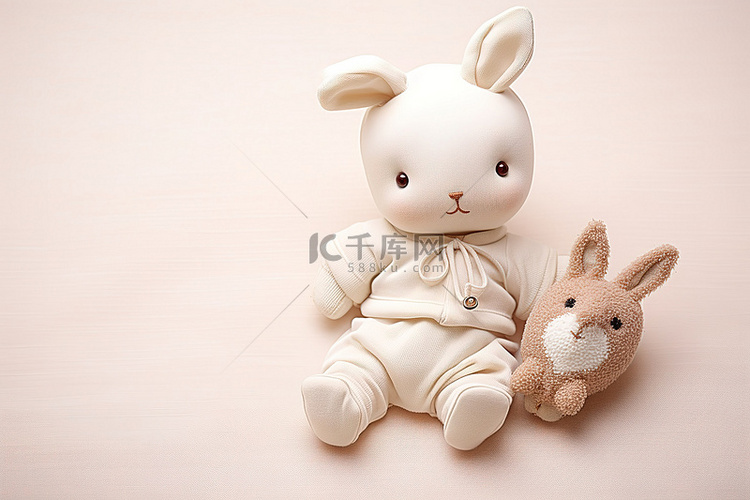 米色背景中的白色婴儿和玩具