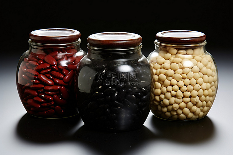 三个罐子，里面装着不同类型的豆