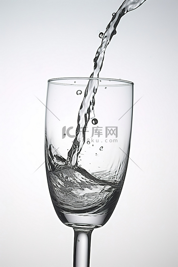 水倒入透明缎面玻璃杯中