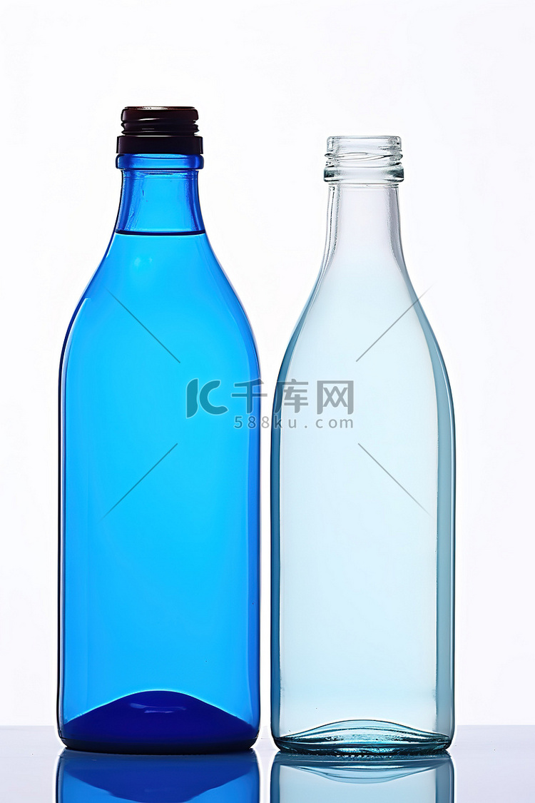白色背景上有两个蓝色水容器的瓶