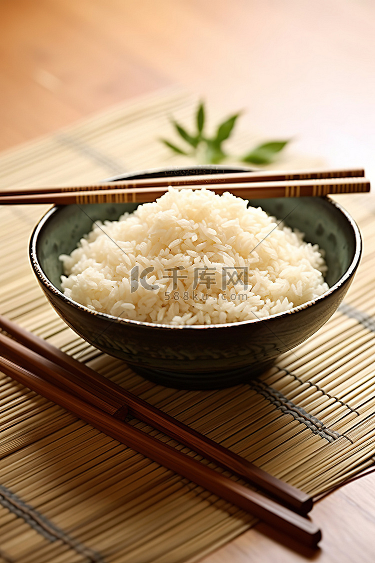 桌子上放着一个装有米饭和筷子的