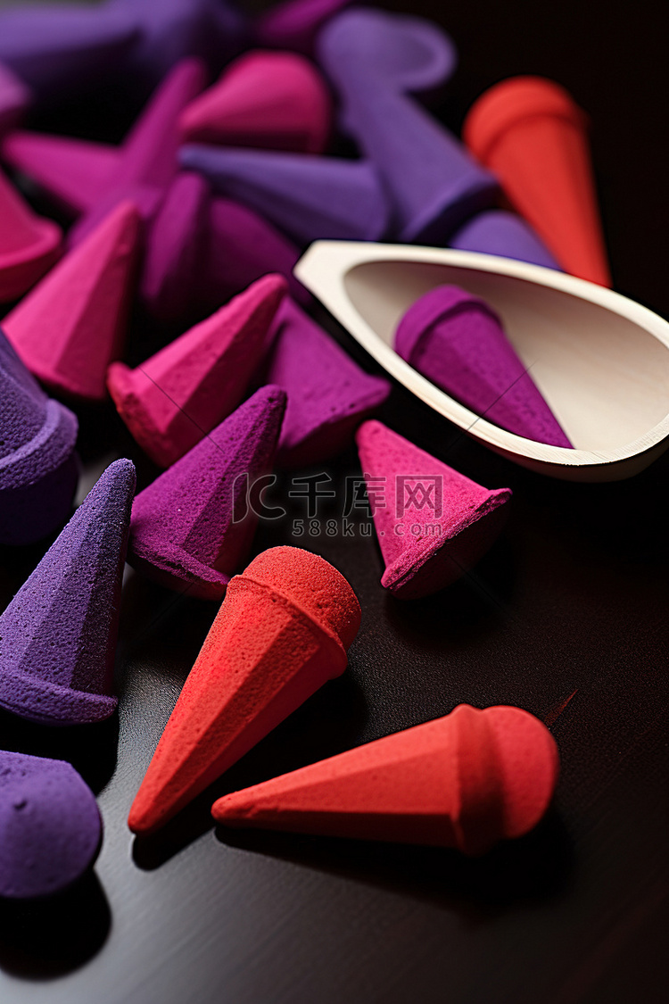 勺子里装满了彩色和紫色的香锥