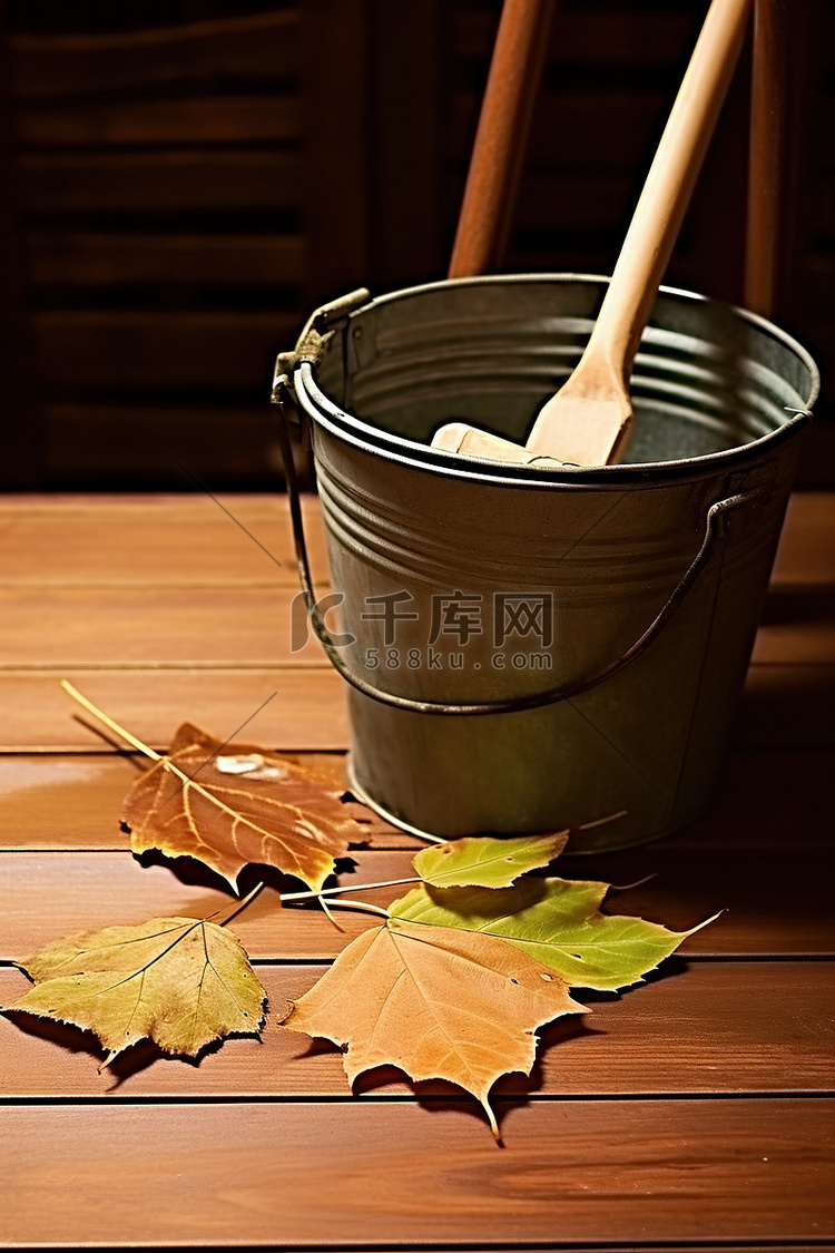 木桌上一桶树叶和一把铲子