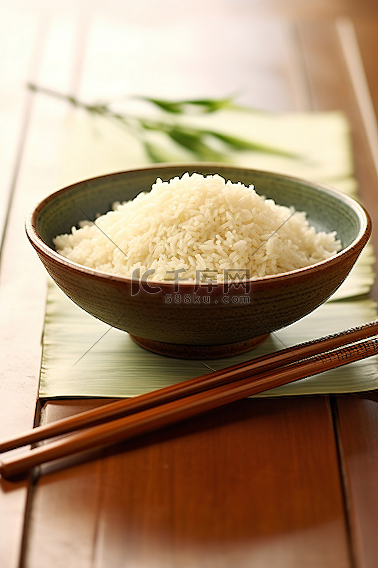 桌子上放着一个装有米饭和筷子的