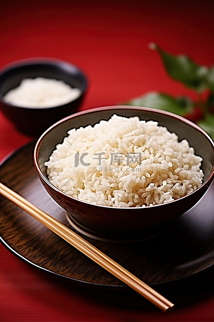 米饭是棕色的，用筷子放在碗里