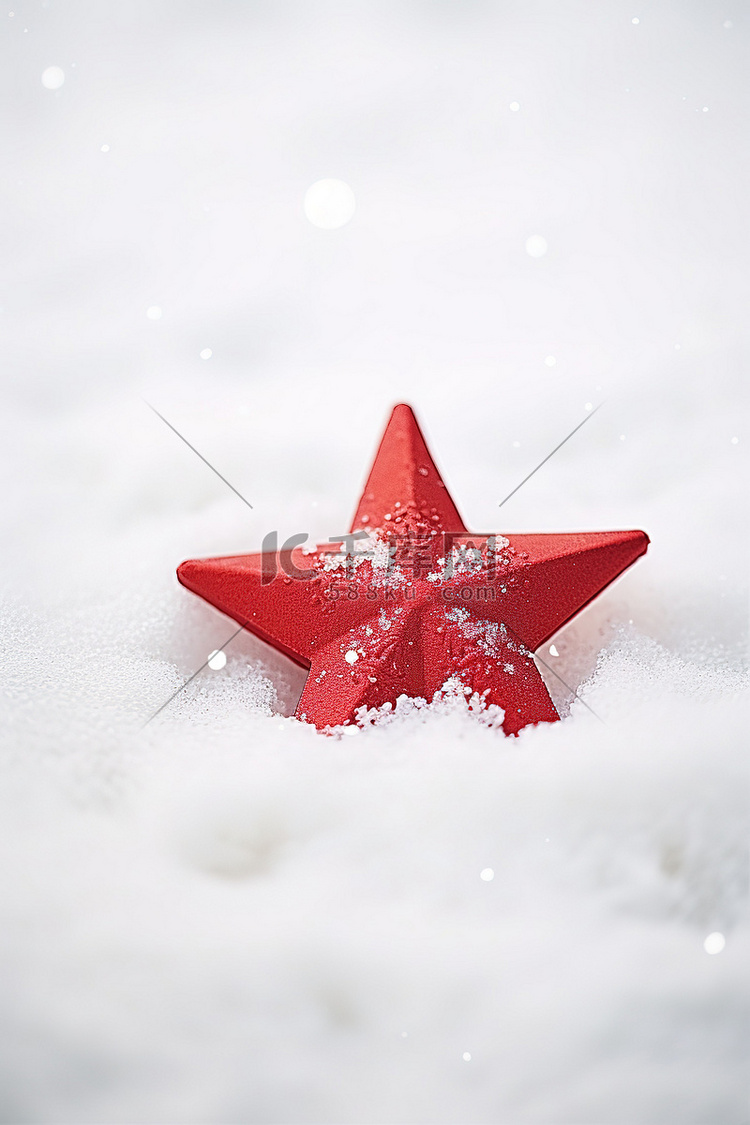 雪上的红色圣诞星照片高级免版税