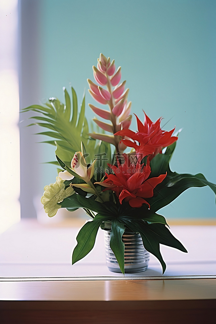厨房桌子上热带花卉布置的照片