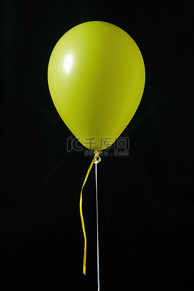 一个亮绿色的​​气球挂在黑色的
