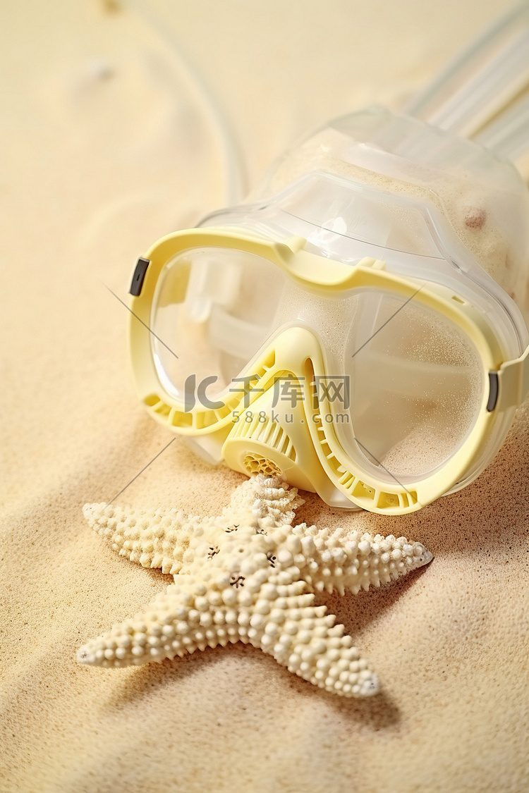 沙子上放着一个潜水面罩，背景是