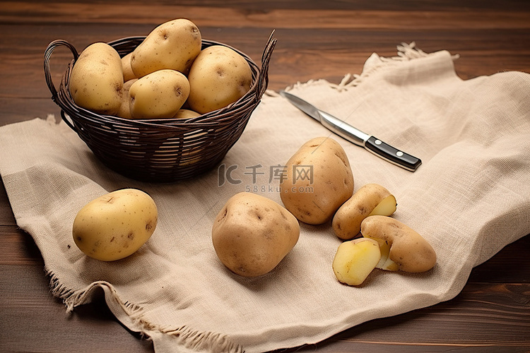 木桌上有篮子的土豆和布上的工具