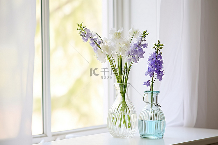 窗前三个玻璃花瓶，插着紫色的花