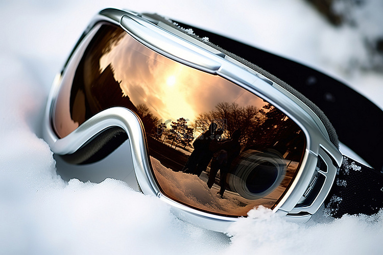 白色和黑色的滑雪护目镜躺在雪中