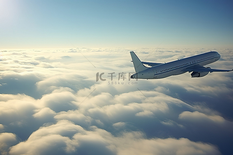 飞机飞过云层的照片