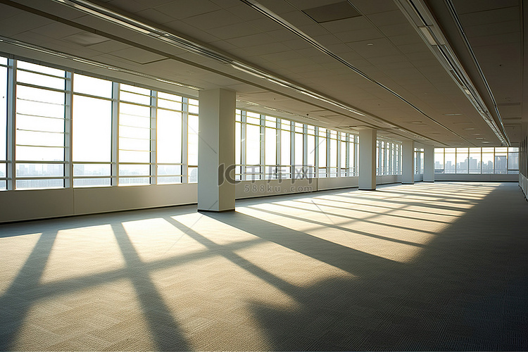 办公楼空荡荡，光线反射在地板上
