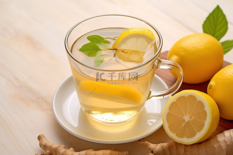 一杯柠檬茶加一些生姜和蜂蜜