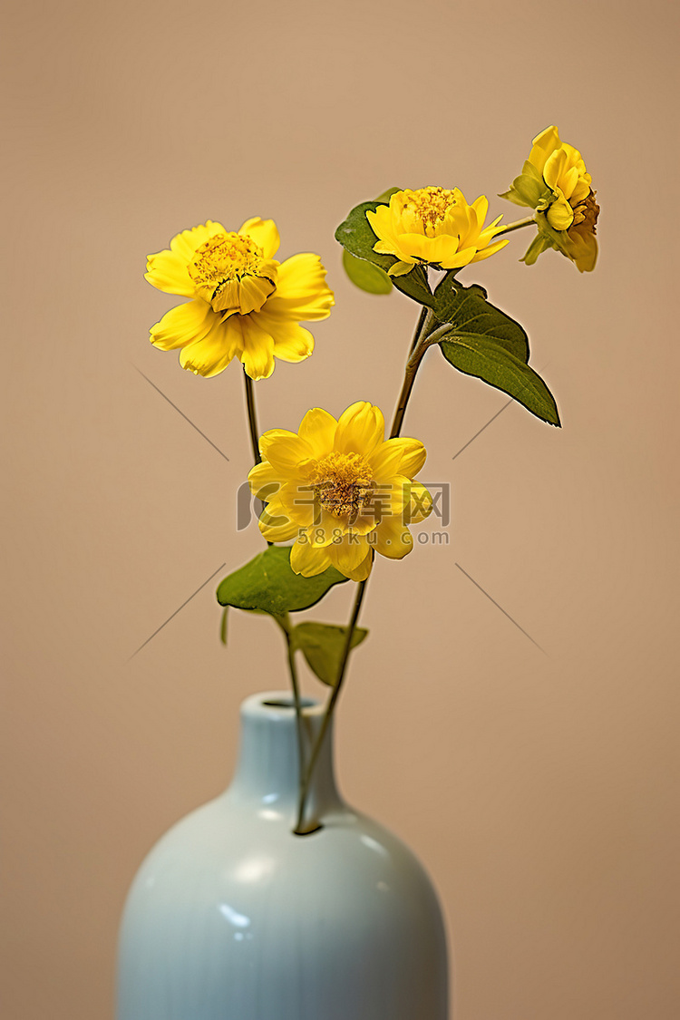 花瓶里的三朵黄色花