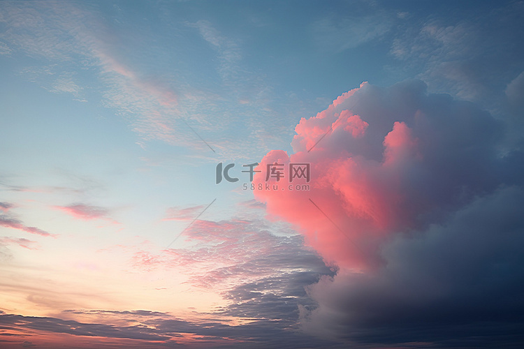 夕阳下的粉红云彩