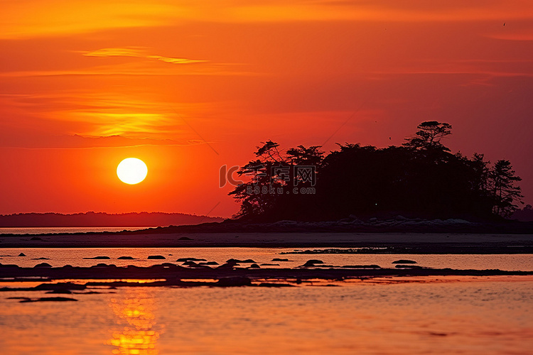 一座岛屿被海上的夕阳所捕捉