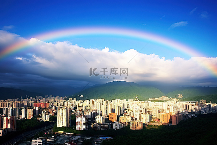 彩虹正在山附近的一座城市上空升