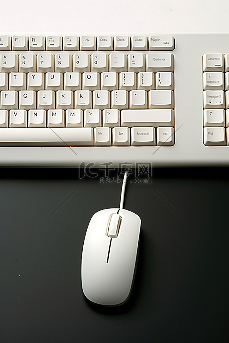 白色键盘旁边有一个白色鼠标