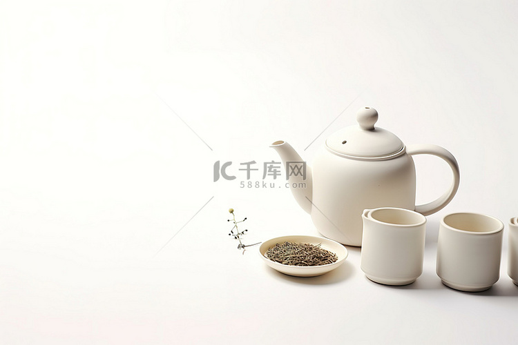 白色茶壶茶壶勺子和茶袋在白色表