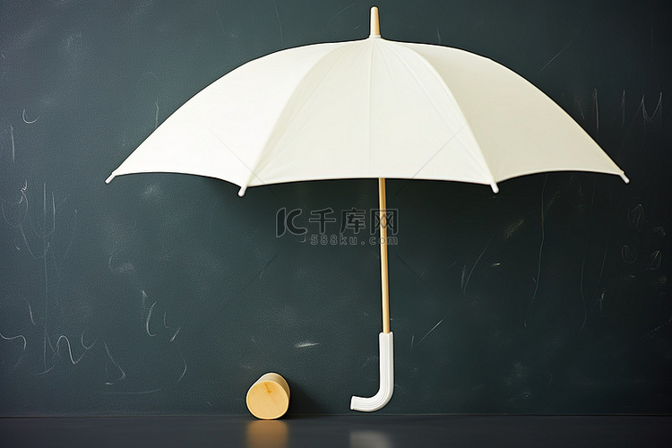 黑板旁边的一把白色雨伞