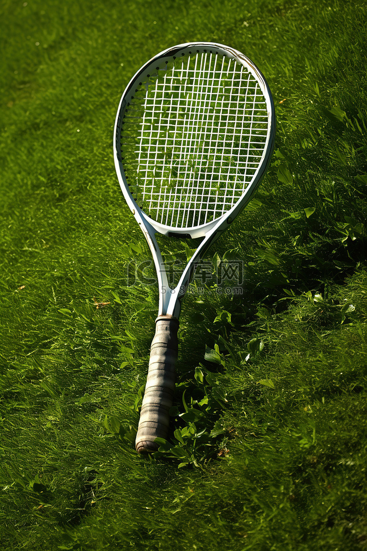 网球拍在草地上