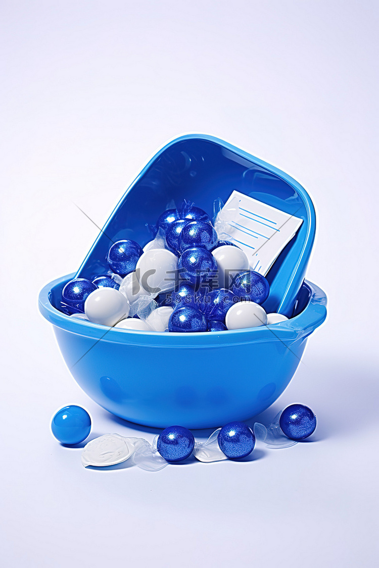一个蓝色的大容器，白色的碗里装