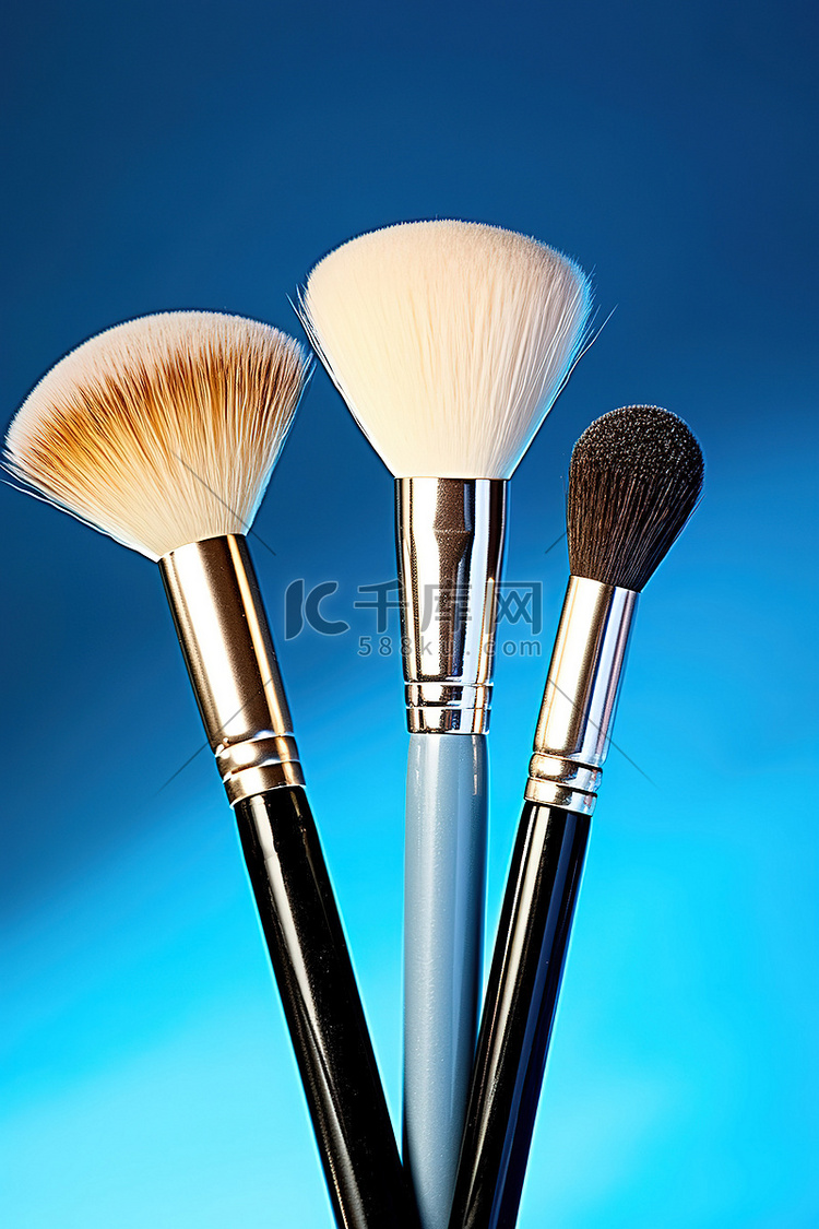 化妆时使用三种不同的刷子