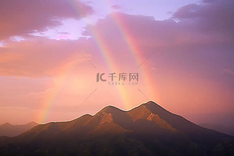 山上有两条彩虹，前景中有两个山
