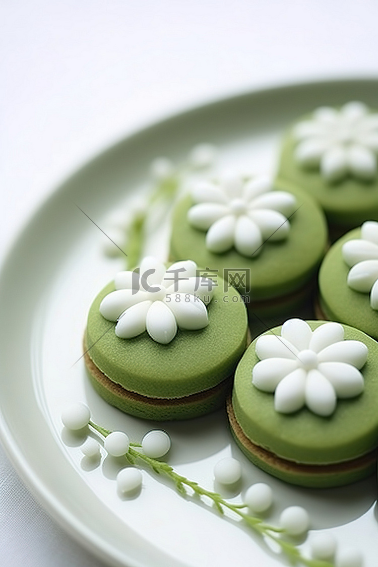 白盘上柔软的绿色和白色风味饼干