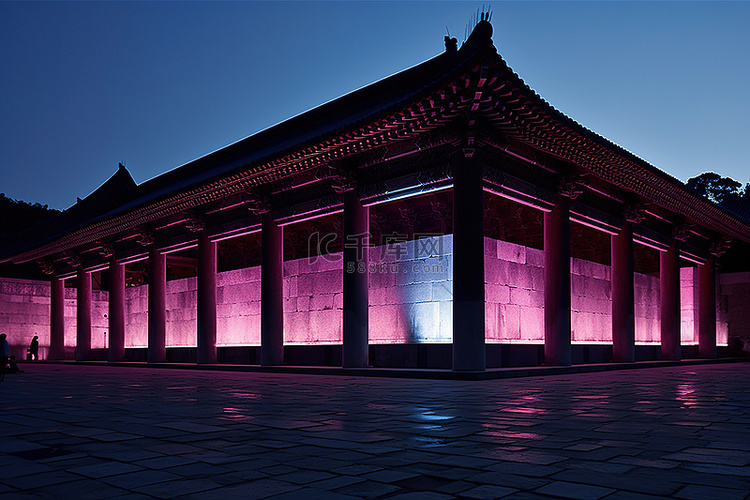 一座亚洲建筑的入口处闪烁着粉红