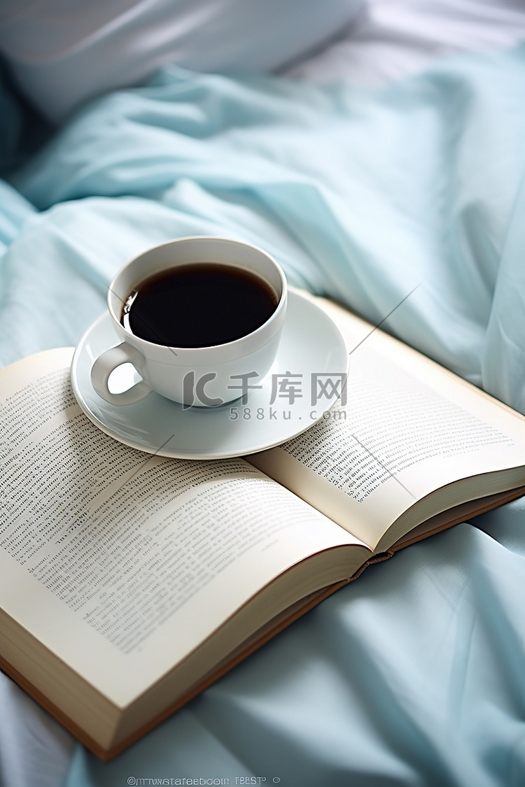 床上放着一本书的咖啡