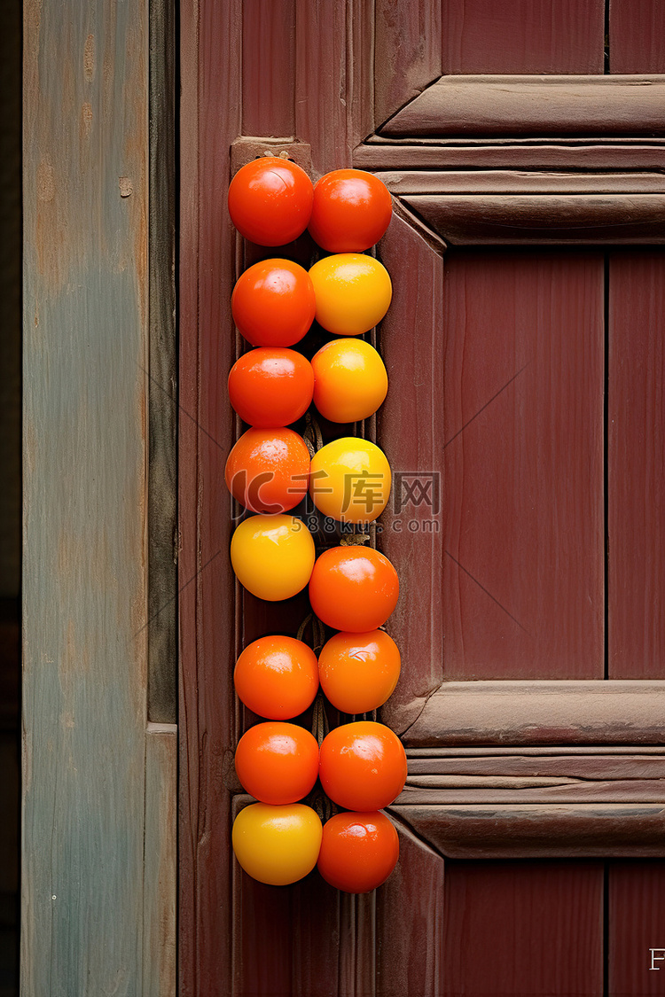 一堆西红柿坐在旧木门上