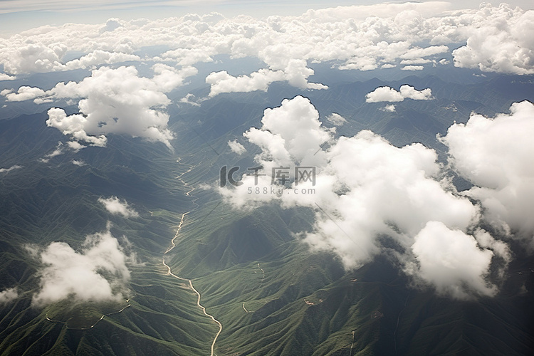 一架飞机飞过山谷上空的云层