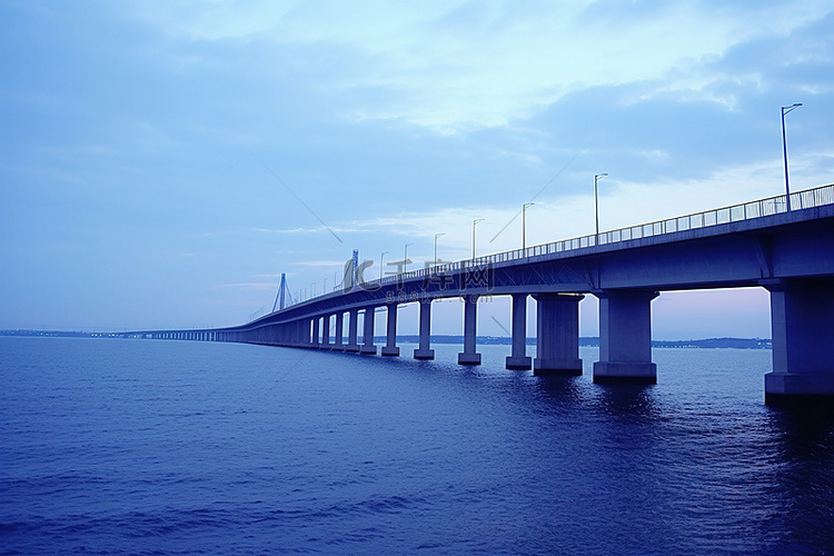 一座桥横跨海洋蓝天和阳光